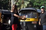 Bipasha Basu promotes Raaz 3 on a traffic signal by distributing lemon to wade away evil spirits in Mumbai on 1st Sept 2012 (18).JPG
